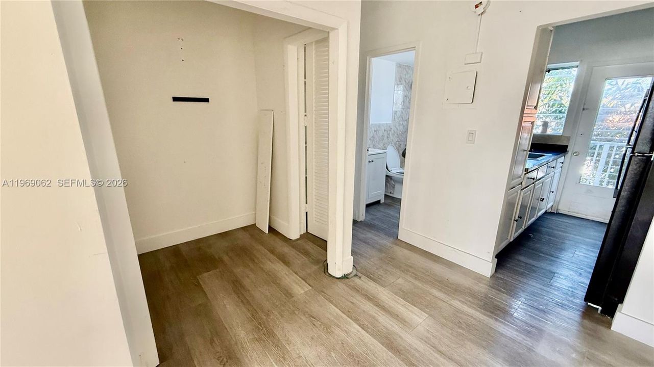 Active With Contract: $185,000 (0 beds, 1 baths, 403 Square Feet)