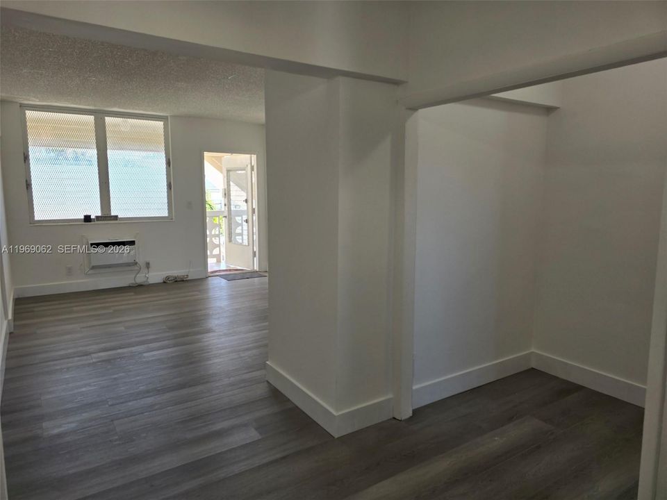 Active With Contract: $185,000 (0 beds, 1 baths, 403 Square Feet)