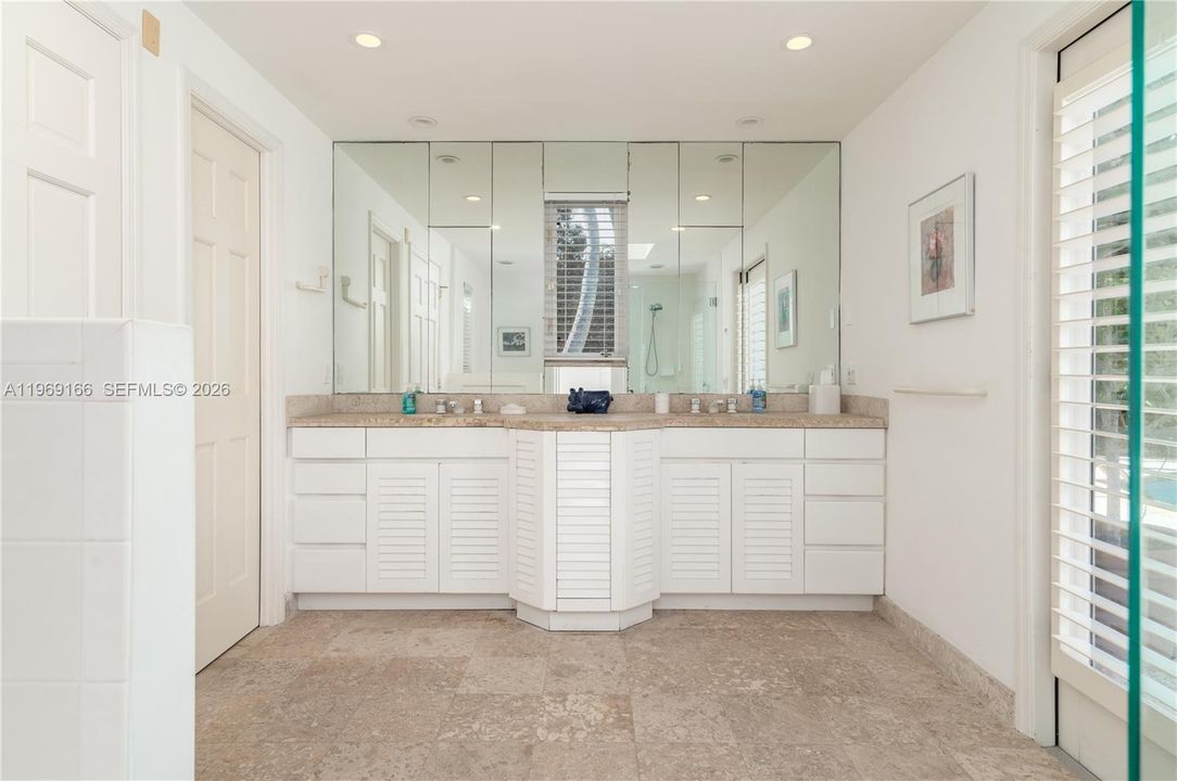 Vendido Recientemente: $5,850,000 (4 camas, 4 baños, 3830 Pies cuadrados)