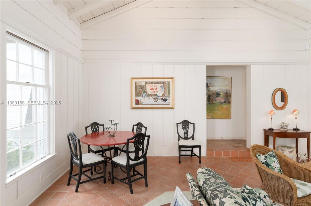 Vendido Recientemente: $5,850,000 (4 camas, 4 baños, 3830 Pies cuadrados)
