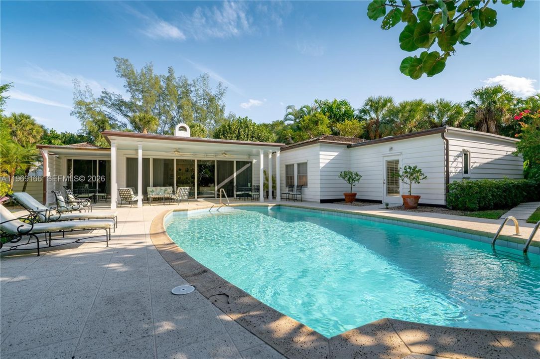 Vendido Recientemente: $5,850,000 (4 camas, 4 baños, 3830 Pies cuadrados)
