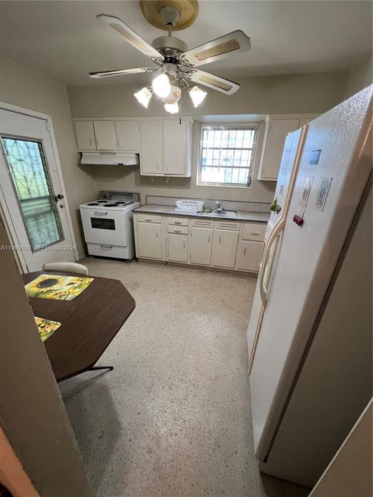 For Sale: $850,000 (2 beds, 2 baths, 1276 Square Feet)