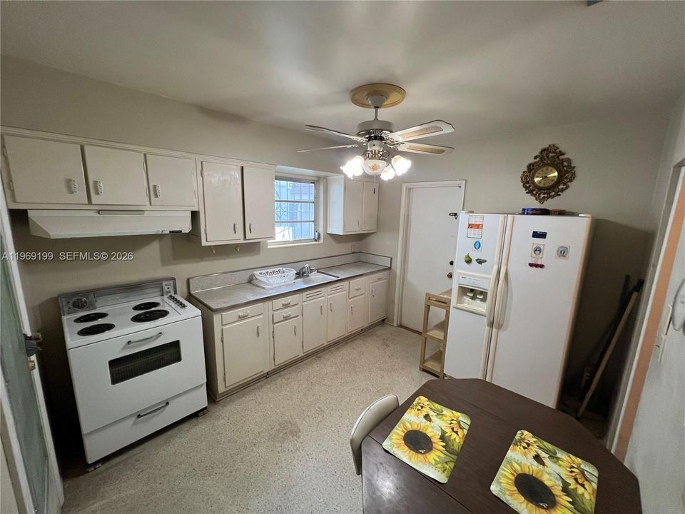 For Sale: $850,000 (2 beds, 2 baths, 1276 Square Feet)