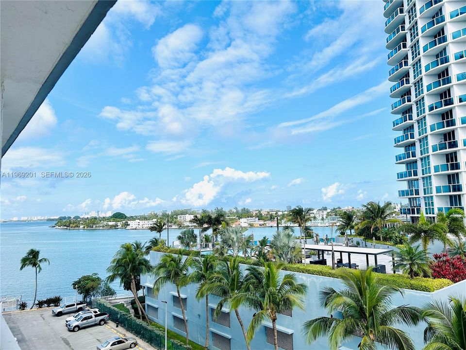 For Sale: $290,000 (1 beds, 1 baths, 1057 Square Feet)
