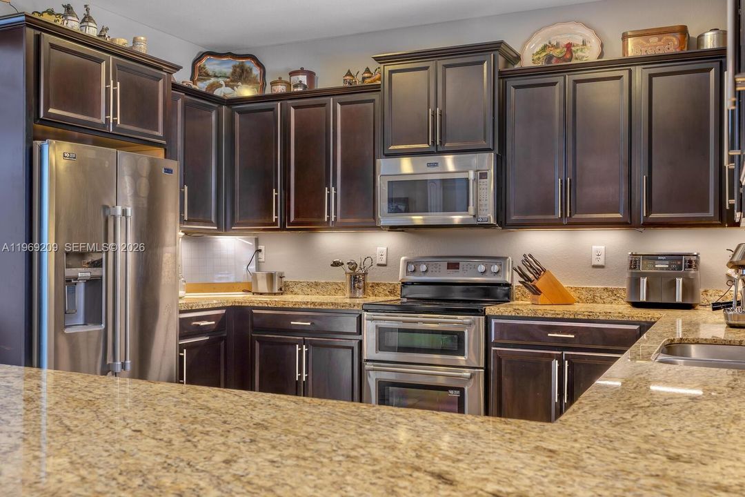 Recently Sold: $1,195,000 (6 beds, 4 baths, 3820 Square Feet)