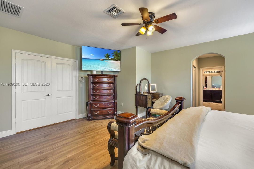 Recently Sold: $1,195,000 (6 beds, 4 baths, 3820 Square Feet)