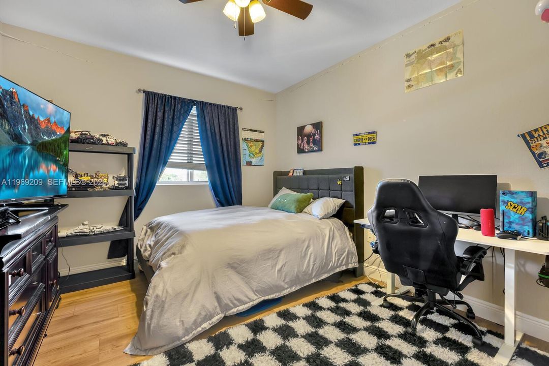 Recently Sold: $1,195,000 (6 beds, 4 baths, 3820 Square Feet)