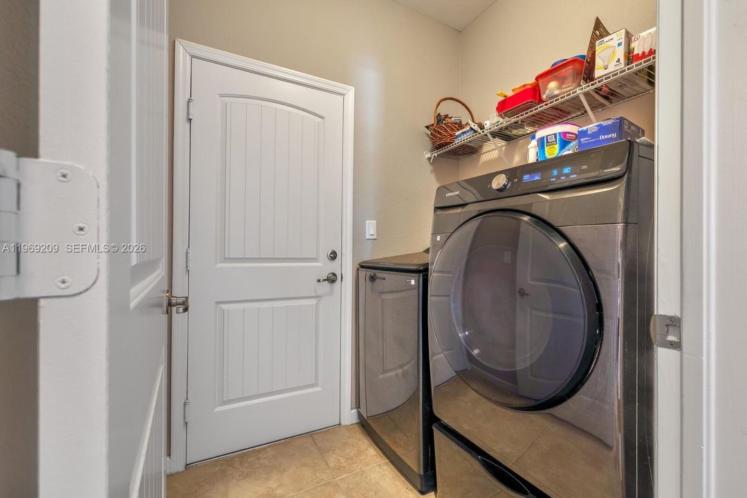 Recently Sold: $1,195,000 (6 beds, 4 baths, 3820 Square Feet)