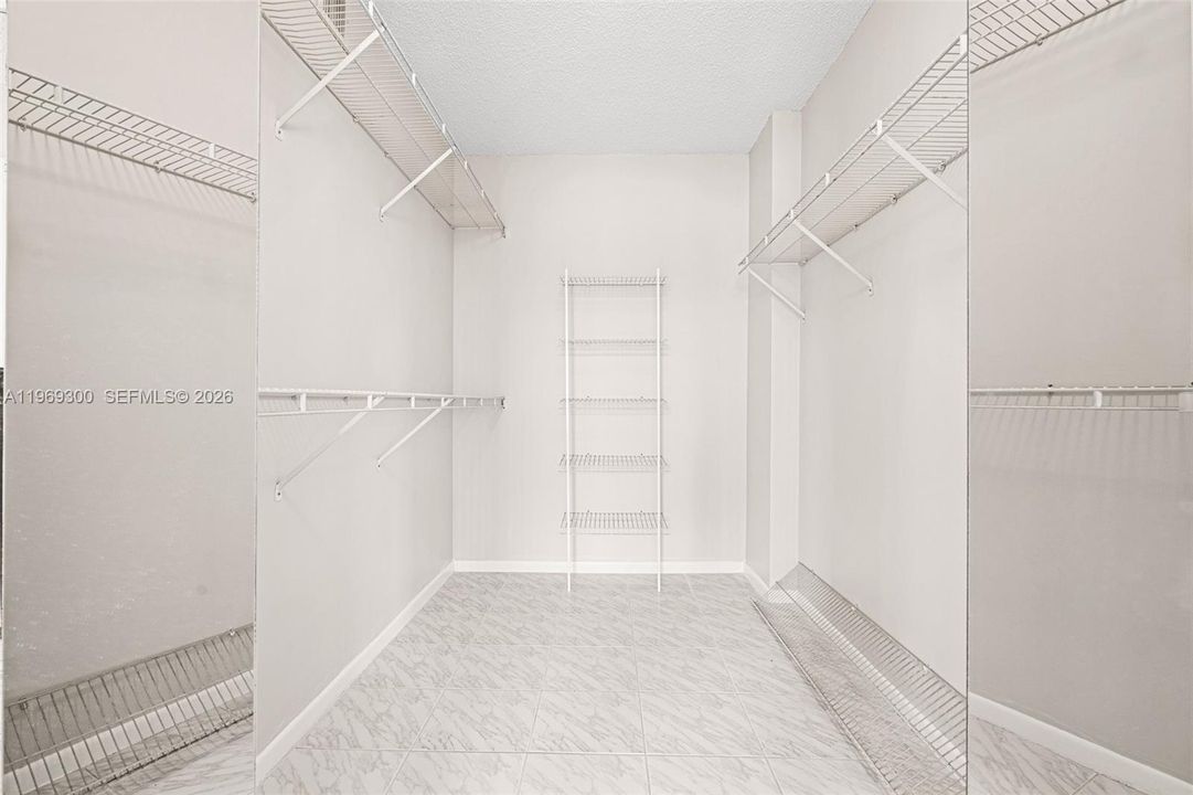 Под контрактом: $224,900 (2 спален, 2 ванн, 1460 Квадратных фут)