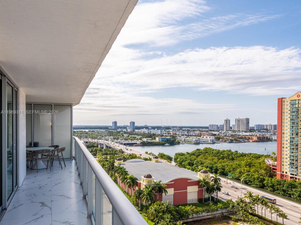 For Sale: $1,210,000 (2 beds, 3 baths, 1541 Square Feet)