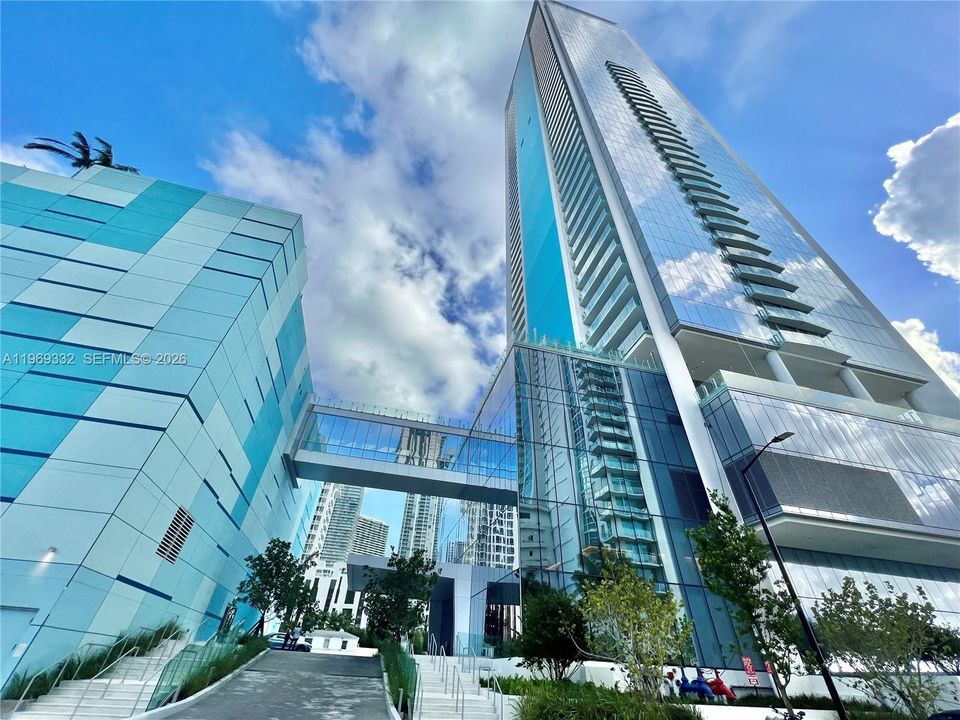 Activo con contrato: $1,300,000 (2 camas, 2 baños, 955 Pies cuadrados)