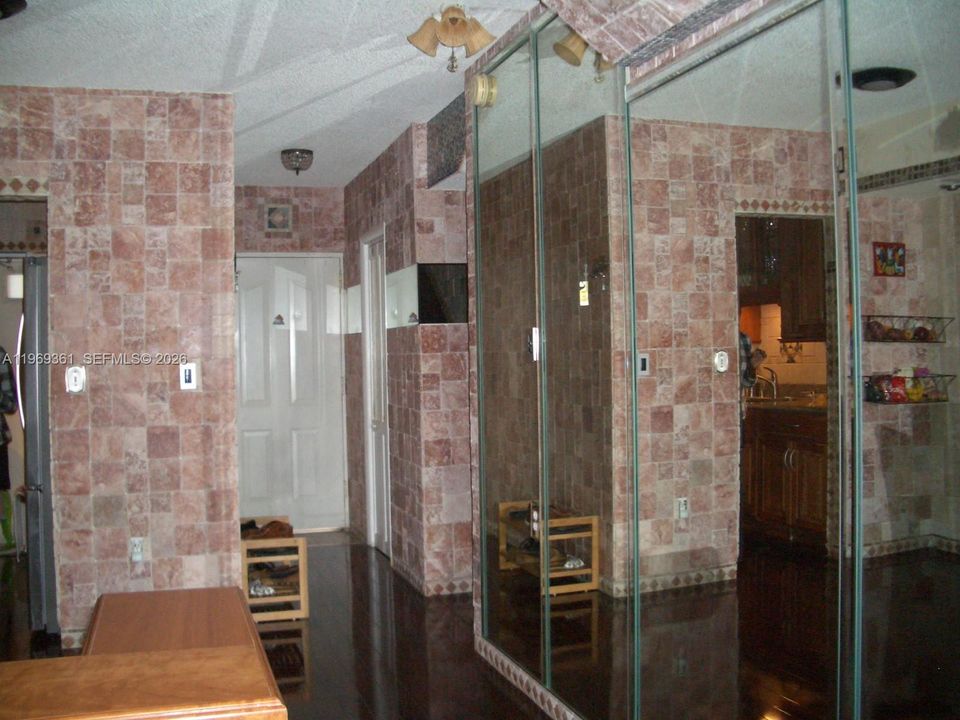 На продажу: $277,000 (2 спален, 1 ванн, 1350 Квадратных фут)