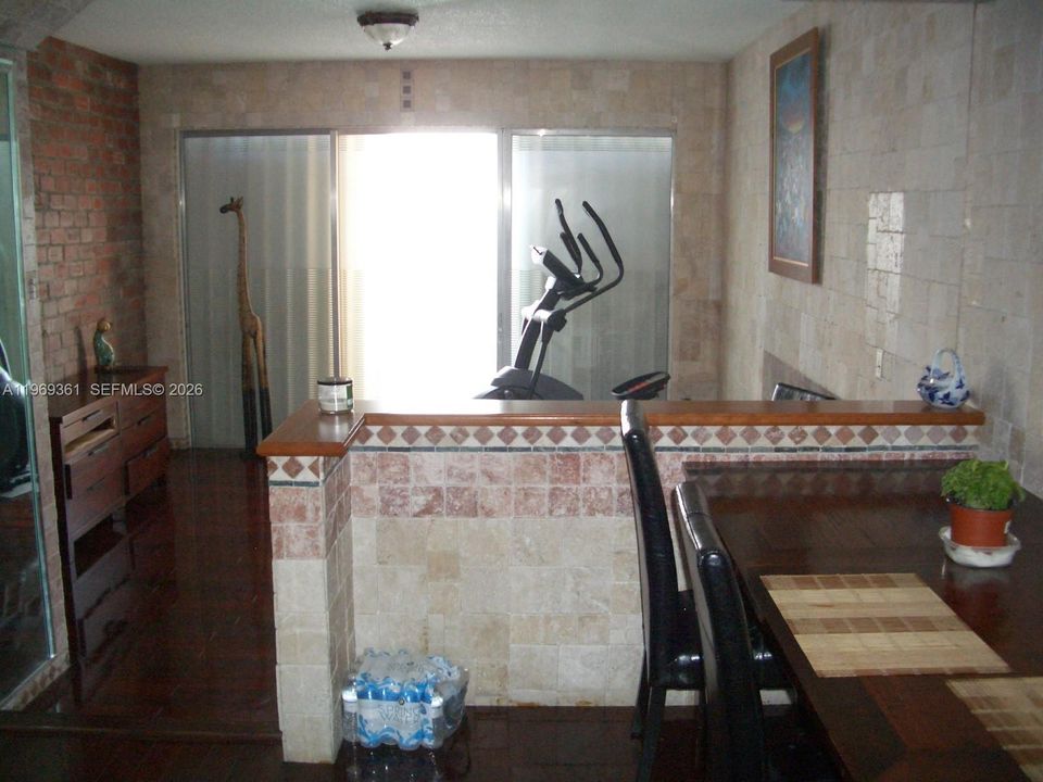 На продажу: $277,000 (2 спален, 1 ванн, 1350 Квадратных фут)