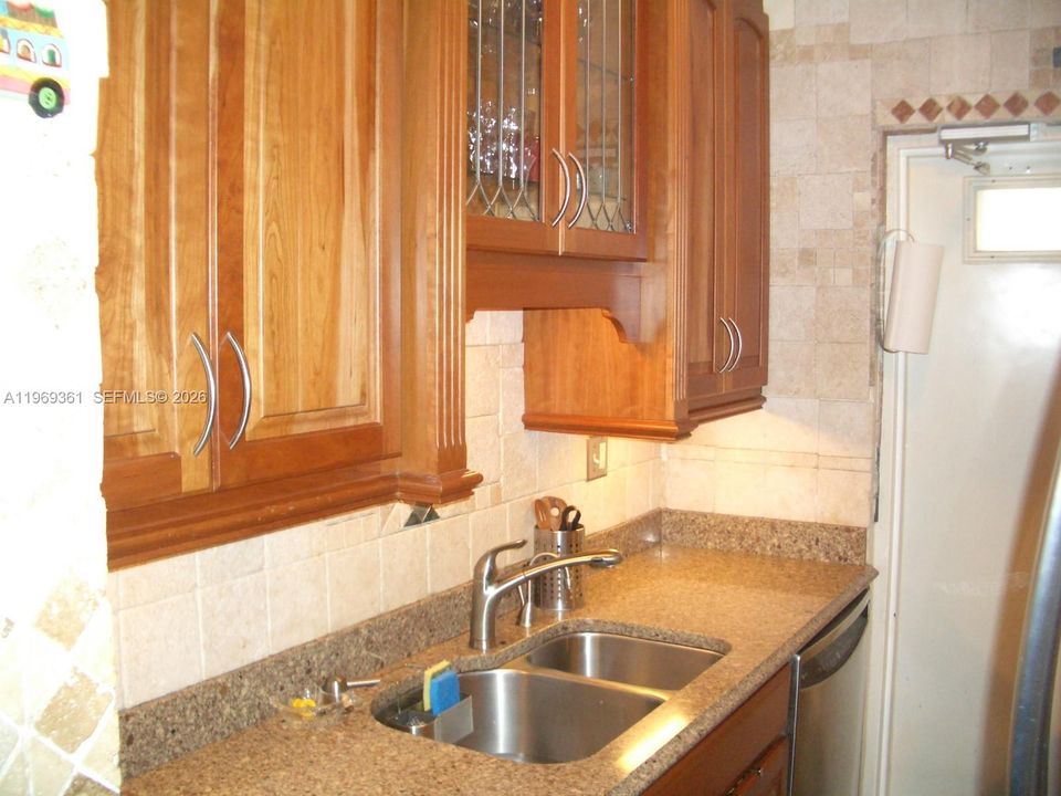 На продажу: $277,000 (2 спален, 1 ванн, 1350 Квадратных фут)