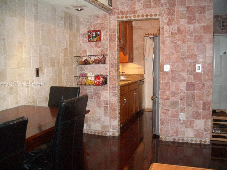 На продажу: $277,000 (2 спален, 1 ванн, 1350 Квадратных фут)