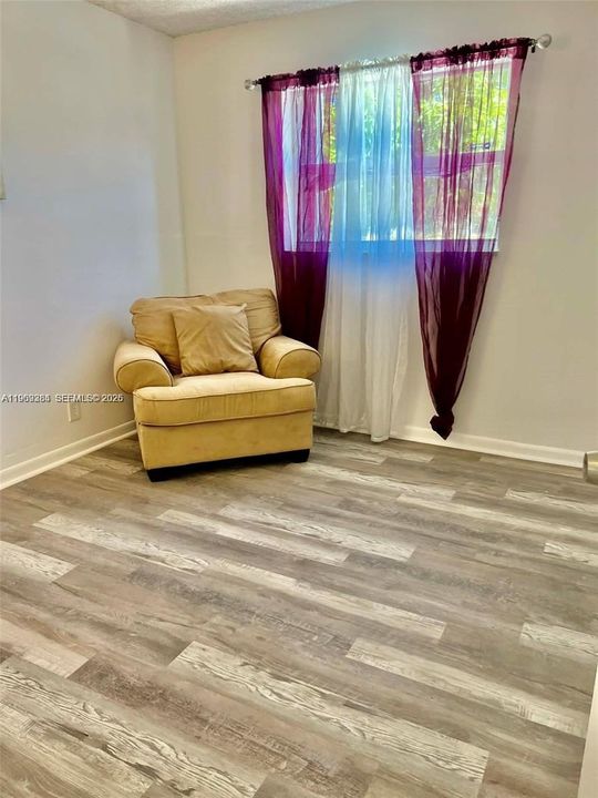 Activo con contrato: $375,000 (3 camas, 1 baños, 1100 Pies cuadrados)