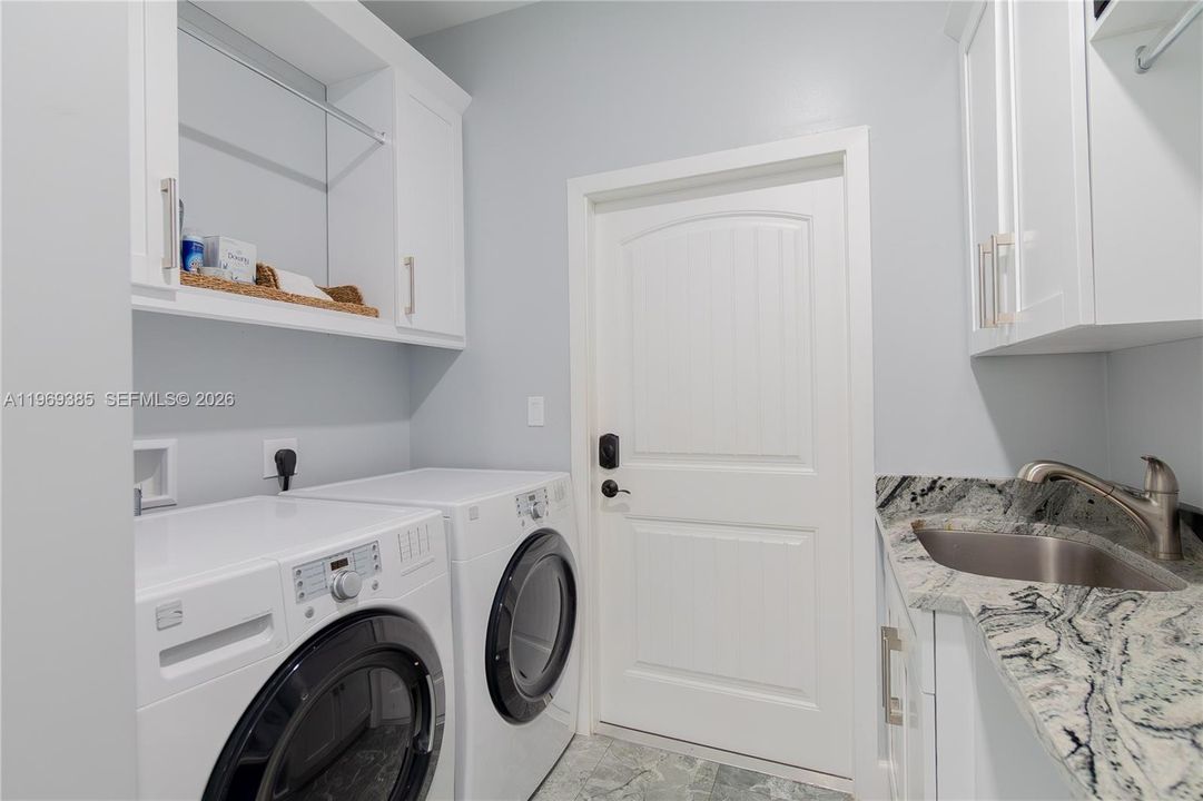 En Venta: $1,224,900 (5 camas, 3 baños, 2766 Pies cuadrados)