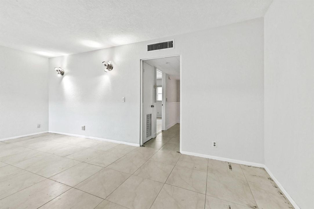 10 Living Room 03
