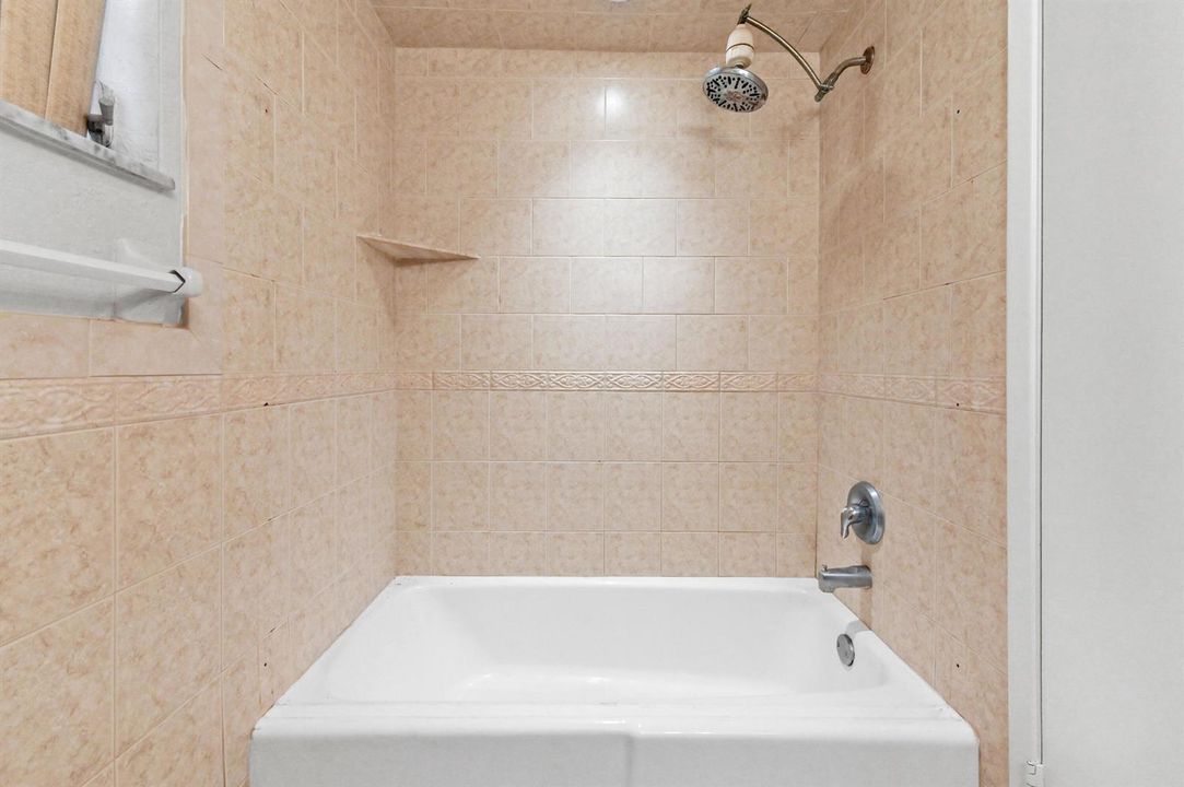 18 Bathroom 02
