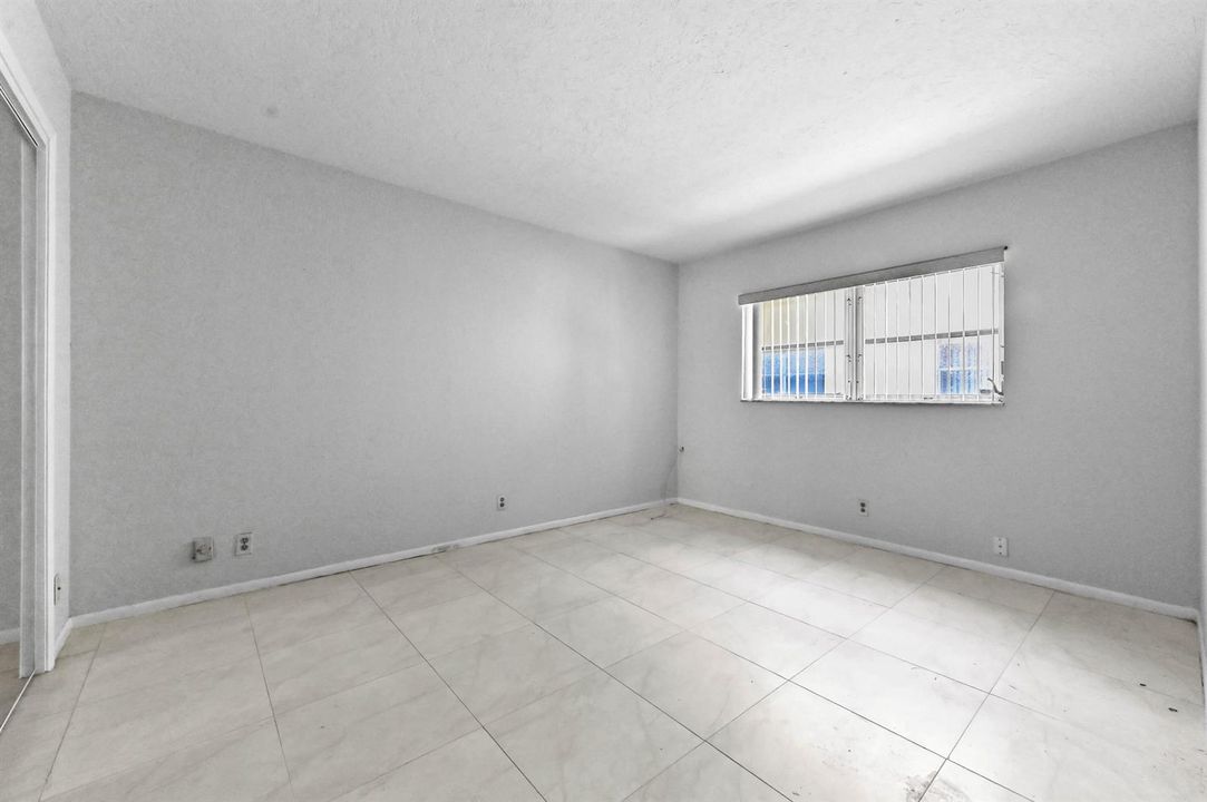 15 Bedroom 02