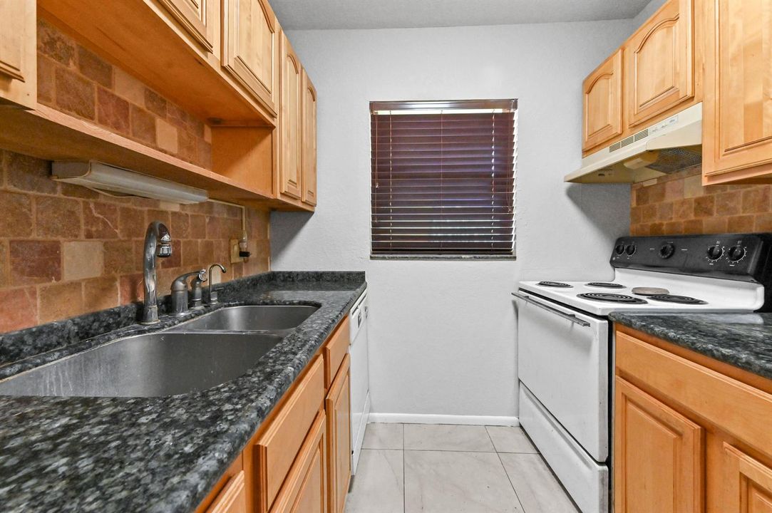 12 Kitchen 02