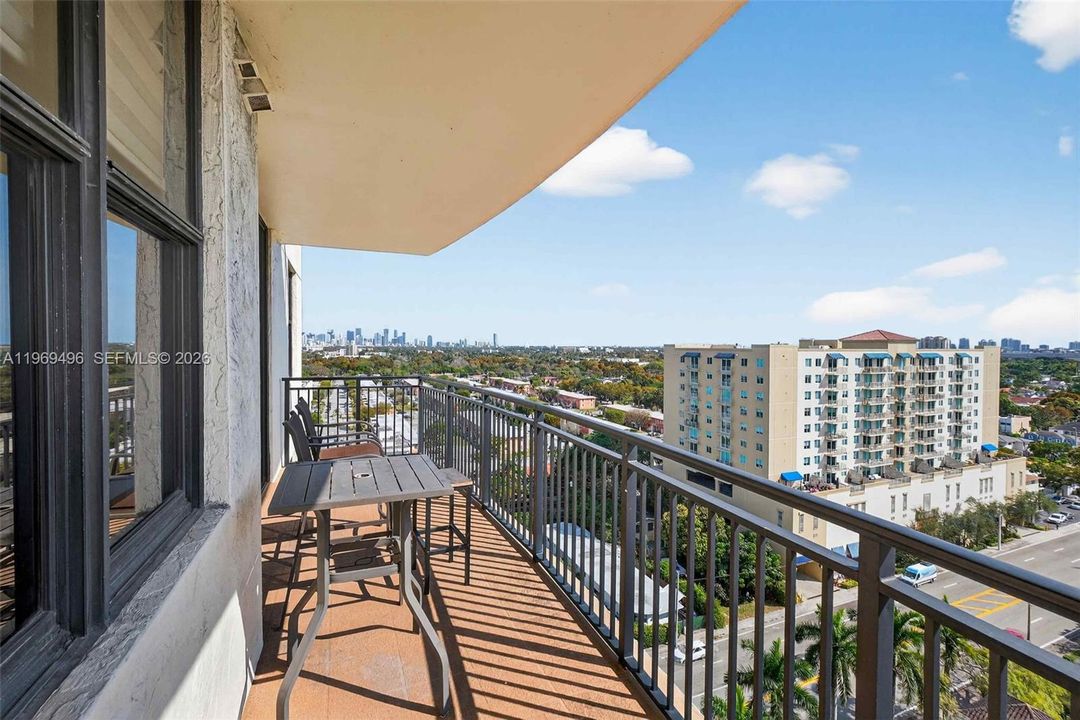 En Venta: $695,000 (3 camas, 2 baños, 1329 Pies cuadrados)