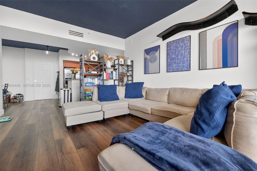 En Venta: $695,000 (3 camas, 2 baños, 1329 Pies cuadrados)