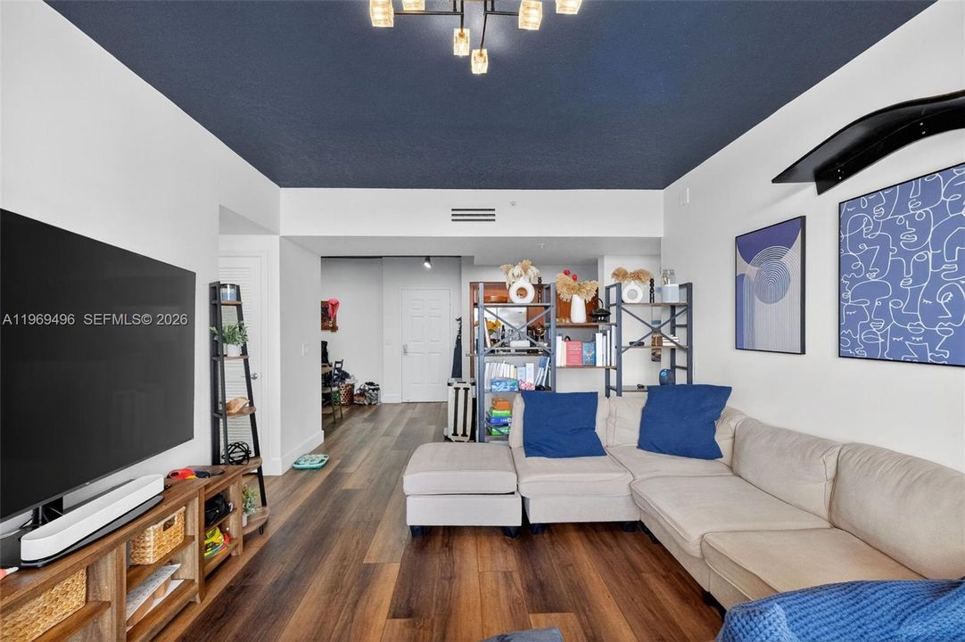 En Venta: $695,000 (3 camas, 2 baños, 1329 Pies cuadrados)