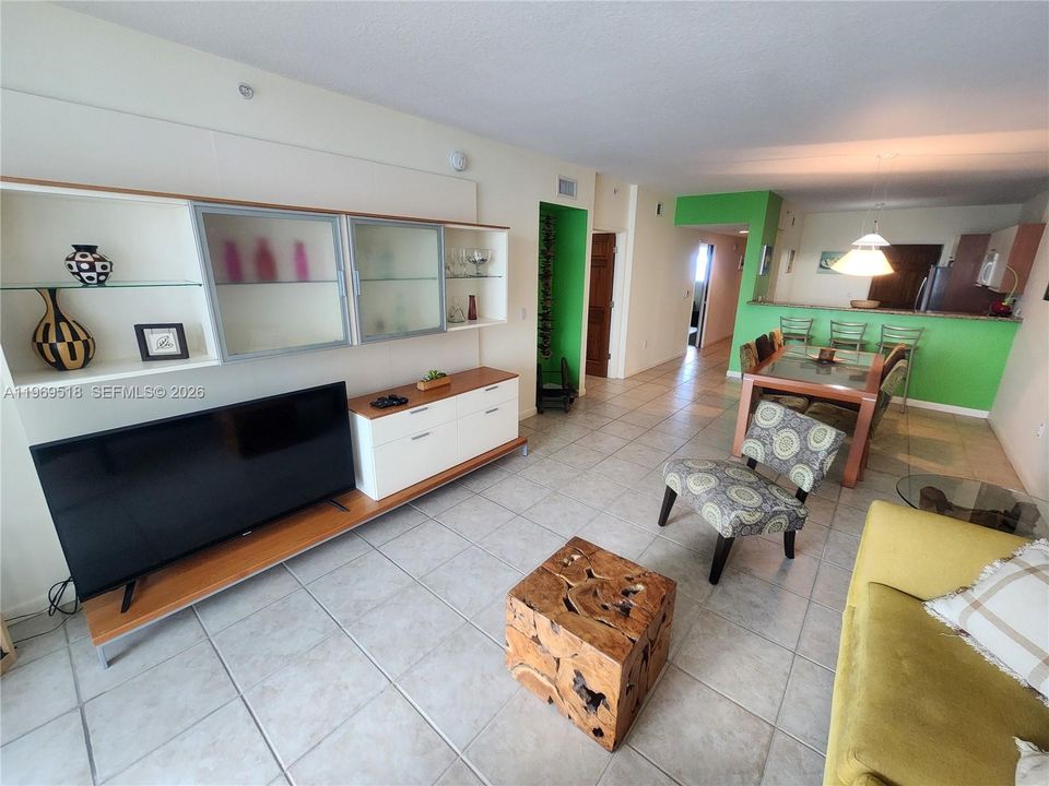 For Sale: $775,000 (2 beds, 2 baths, 1255 Square Feet)