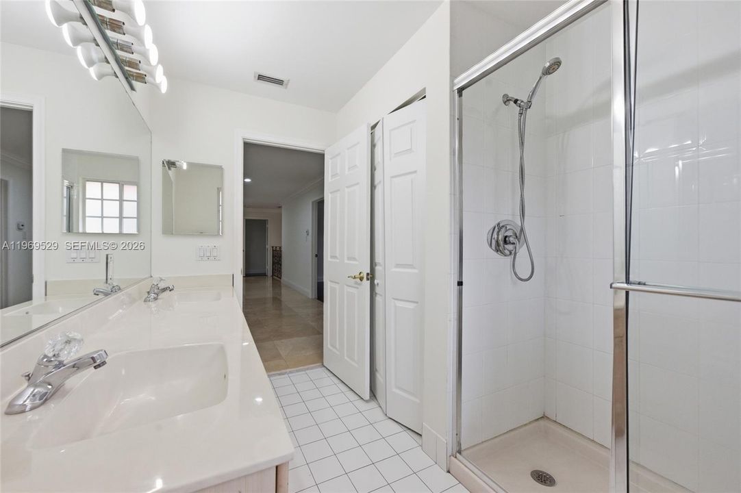 Activo con contrato: $1,400,000 (7 camas, 4 baños, 4094 Pies cuadrados)
