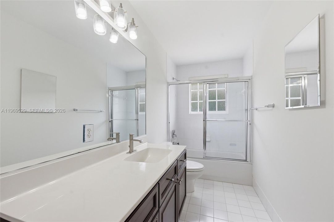 Activo con contrato: $1,400,000 (7 camas, 4 baños, 4094 Pies cuadrados)