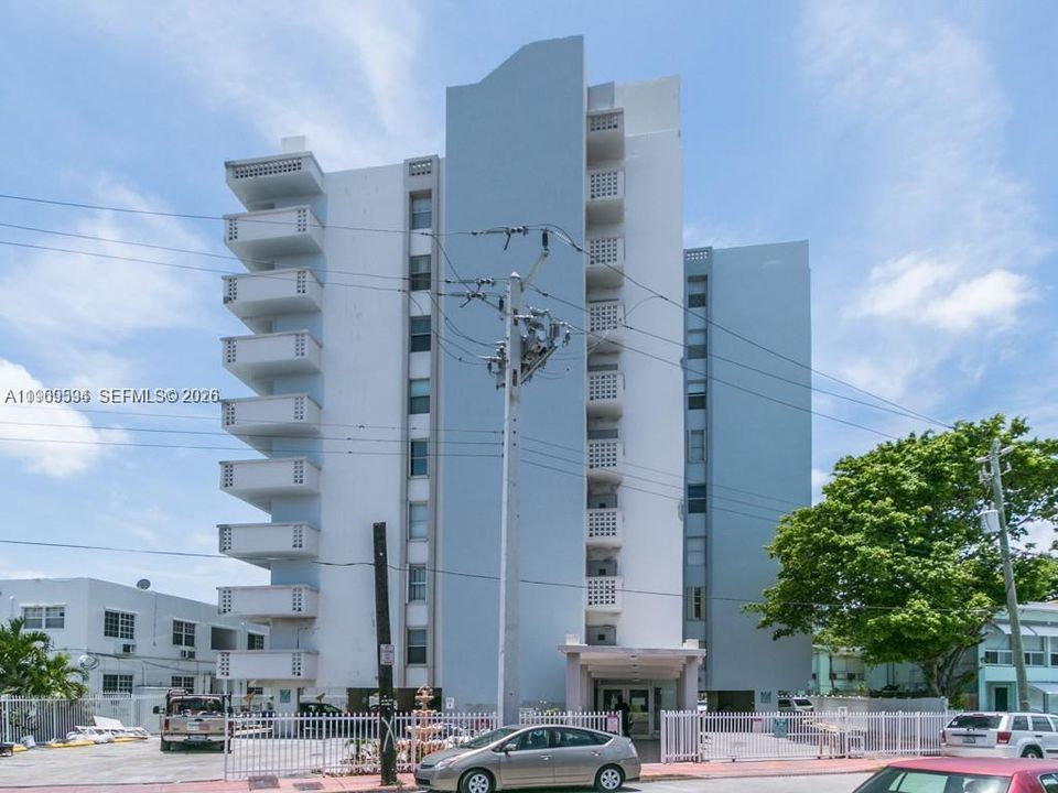待售: $249,999 (1 贝兹, 1 浴室, 865 平方英尺)