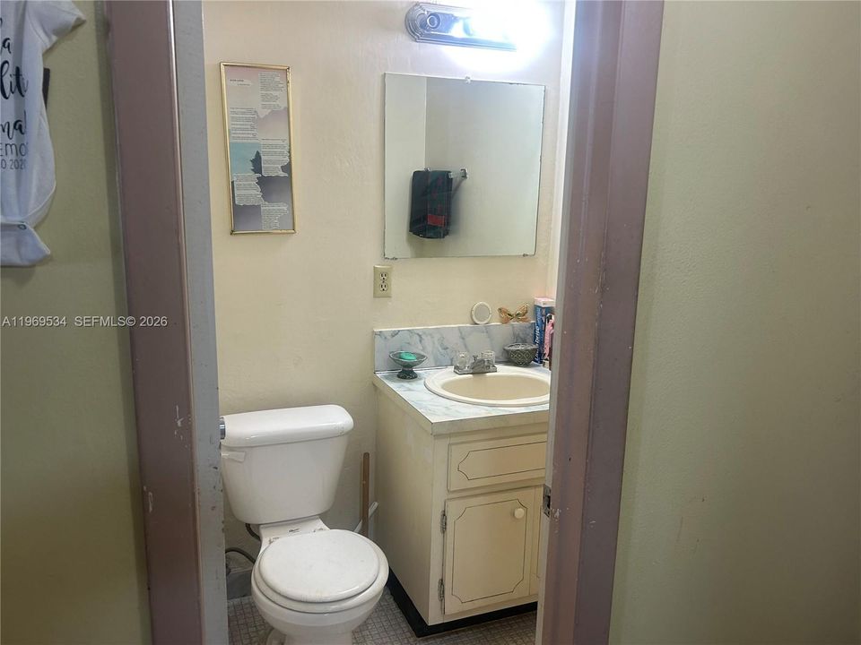 待售: $249,999 (1 贝兹, 1 浴室, 865 平方英尺)