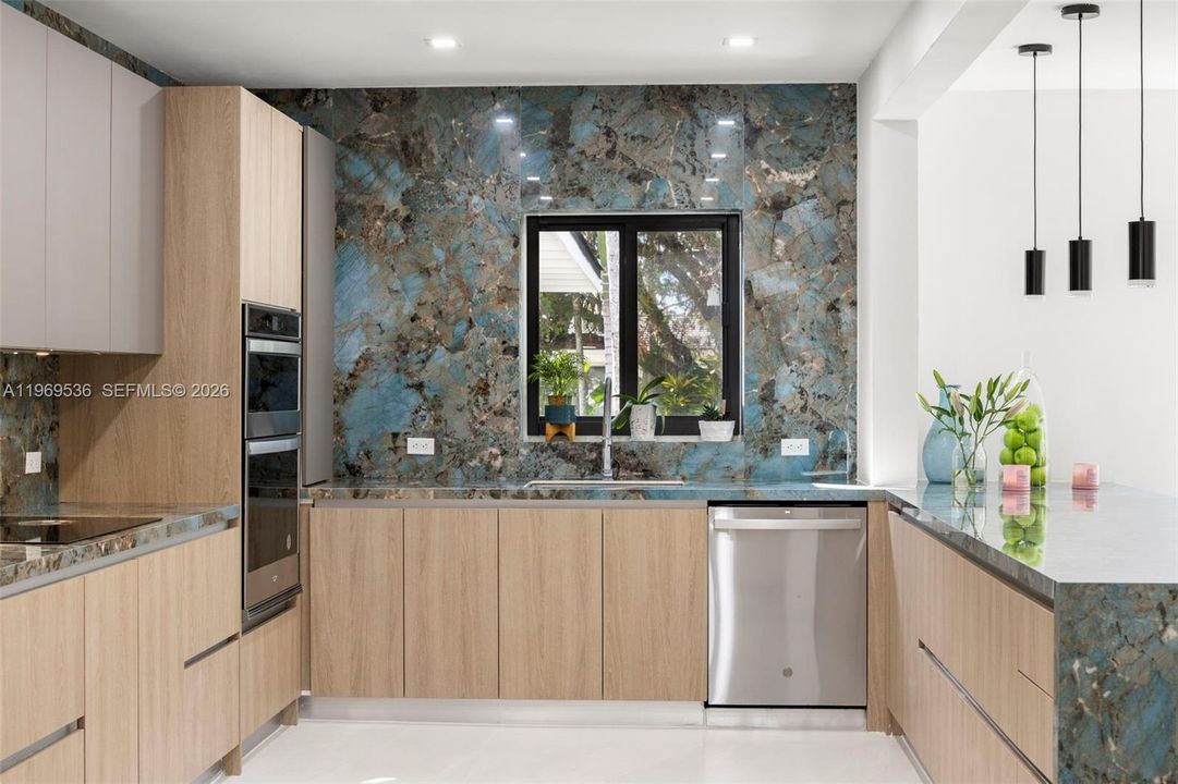 En Venta: $1,799,000 (4 camas, 3 baños, 2310 Pies cuadrados)