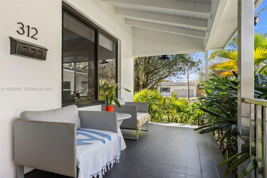 En Venta: $1,799,000 (4 camas, 3 baños, 2310 Pies cuadrados)