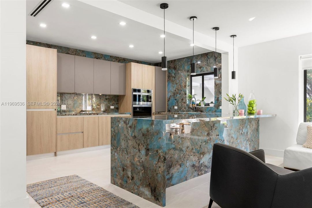 En Venta: $1,799,000 (4 camas, 3 baños, 2310 Pies cuadrados)