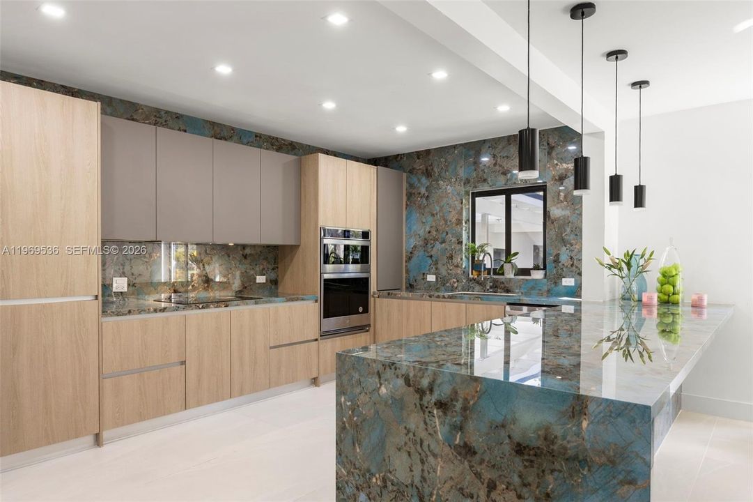 En Venta: $1,799,000 (4 camas, 3 baños, 2310 Pies cuadrados)