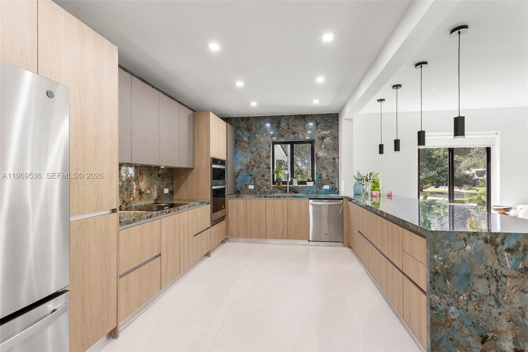 En Venta: $1,799,000 (4 camas, 3 baños, 2310 Pies cuadrados)