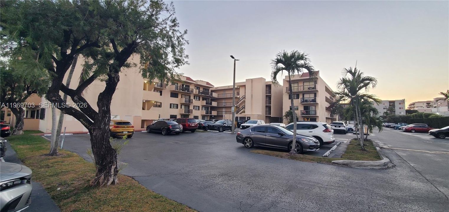 For Sale: $315,000 (2 beds, 2 baths, 893 Square Feet)