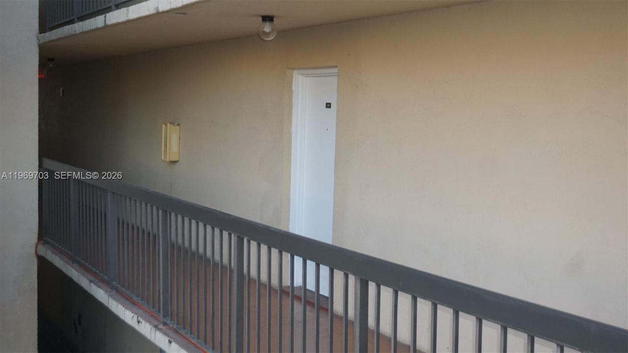 For Sale: $315,000 (2 beds, 2 baths, 893 Square Feet)