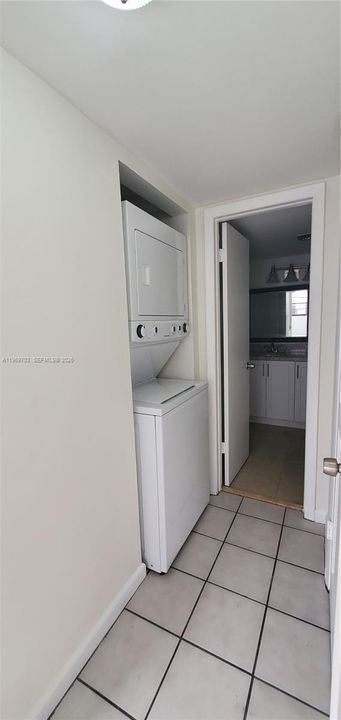 For Sale: $315,000 (2 beds, 2 baths, 893 Square Feet)