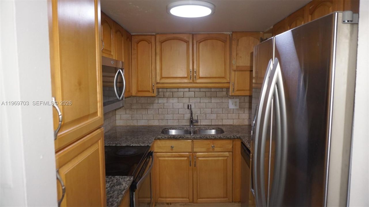 For Sale: $315,000 (2 beds, 2 baths, 893 Square Feet)