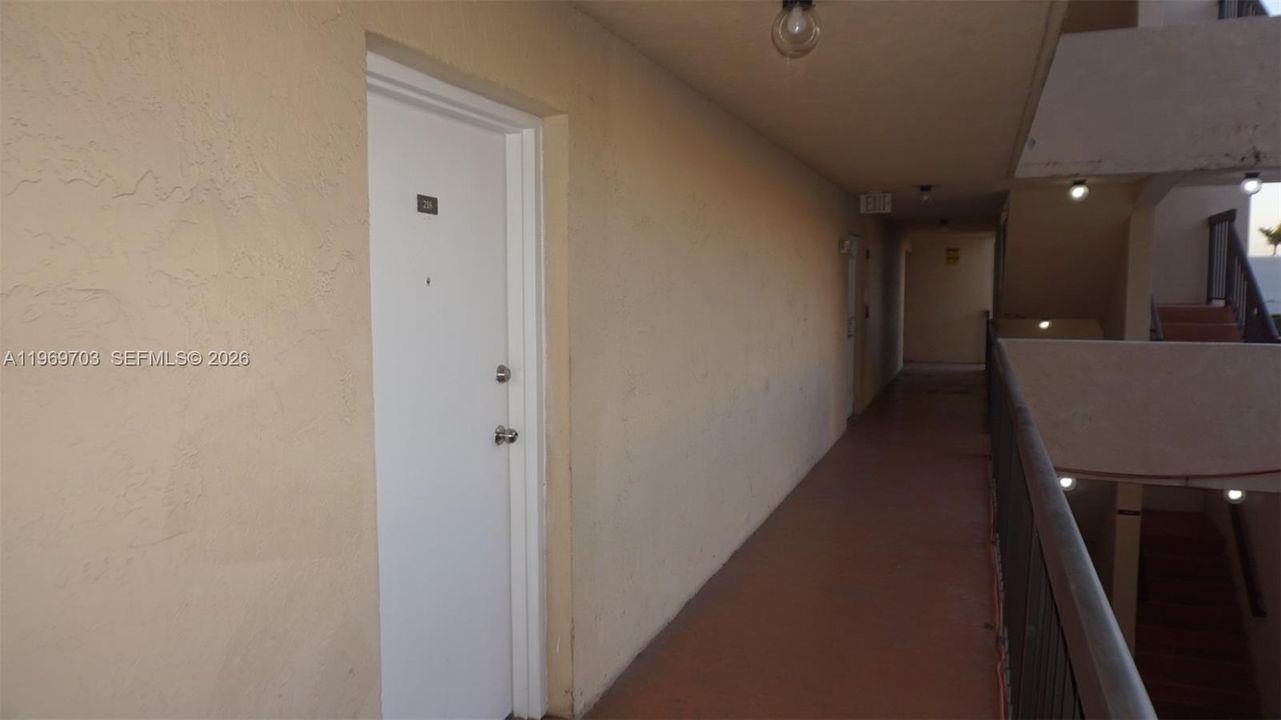 For Sale: $315,000 (2 beds, 2 baths, 893 Square Feet)