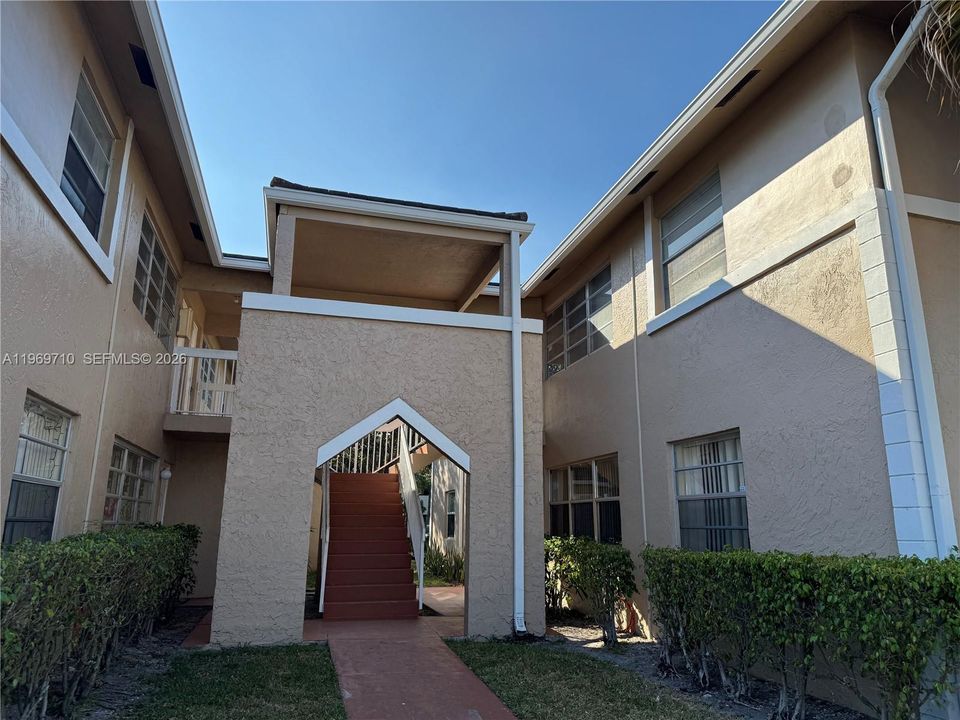 For Sale: $159,000 (2 beds, 2 baths, 768 Square Feet)