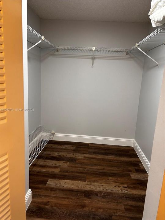 WALK IN CLOSET