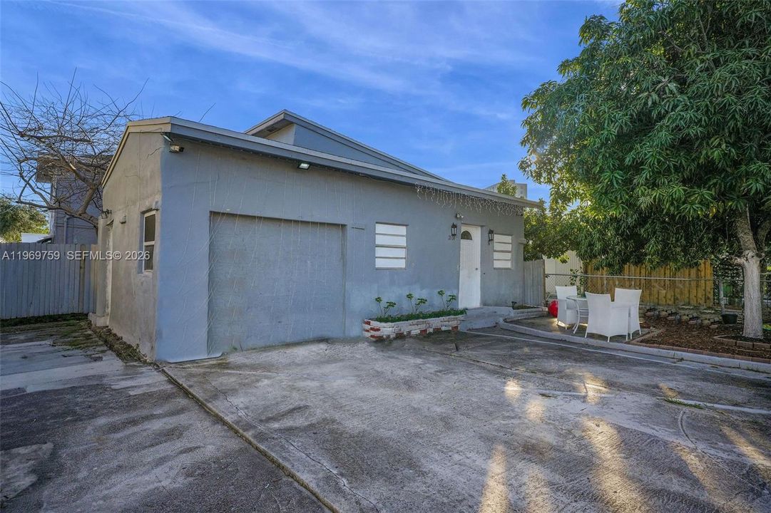 For Sale: $500,000 (4 beds, 3 baths, 2220 Square Feet)
