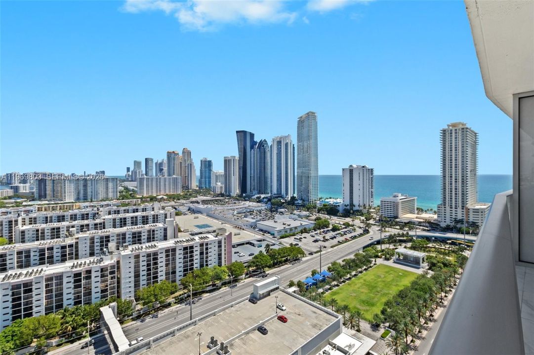 For Sale: $1,210,000 (2 beds, 3 baths, 1541 Square Feet)