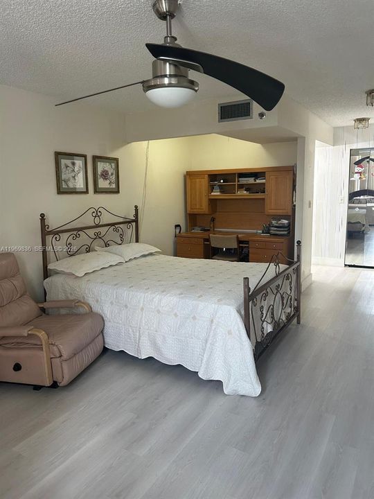 На продажу: $129,900 (2 спален, 2 ванн, 1100 Квадратных фут)