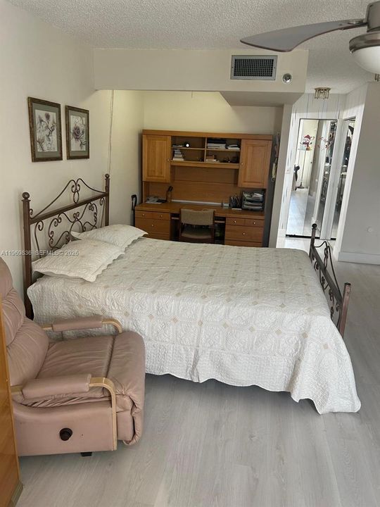 На продажу: $129,900 (2 спален, 2 ванн, 1100 Квадратных фут)