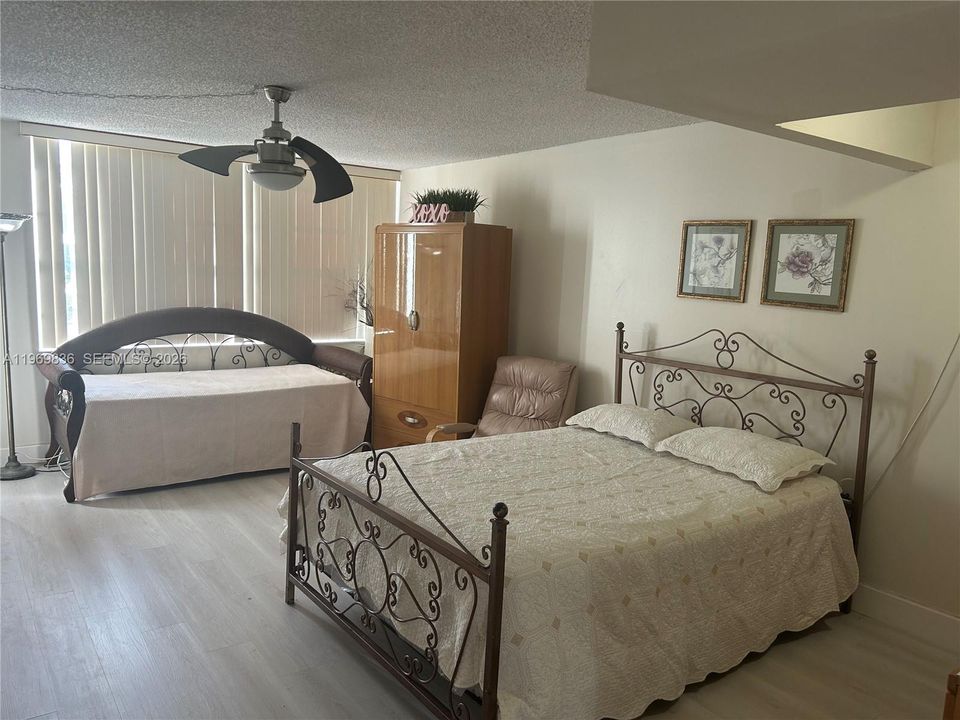 На продажу: $129,900 (2 спален, 2 ванн, 1100 Квадратных фут)